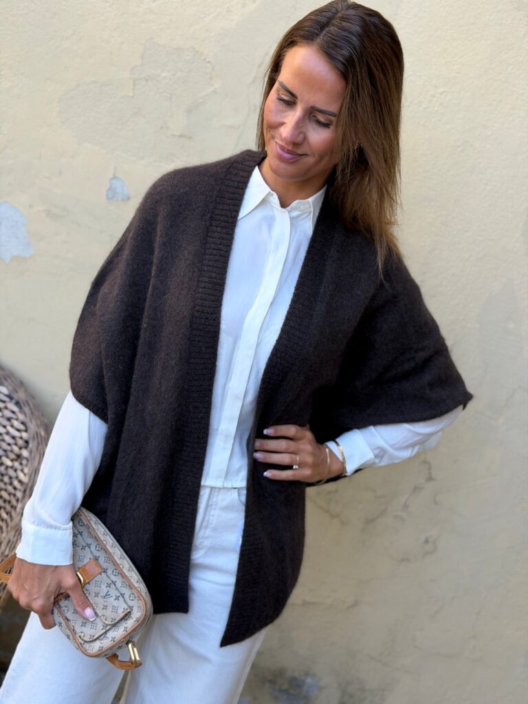 Six Ames Sanne Sjal/Poncho – Espresso Brown i 100 % vaskebjørnull – Forhåndbestilling