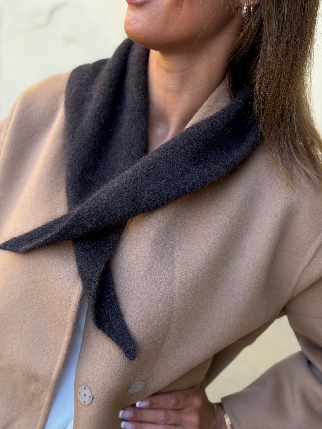 Six Ames Paula Scarf Espresso Brown – Brunt trekantskjerf i 100 % vaskebjørnull