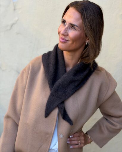 Six Ames Paula Scarf Espresso Brown – Brunt trekantskjerf i 100 % vaskebjørnull