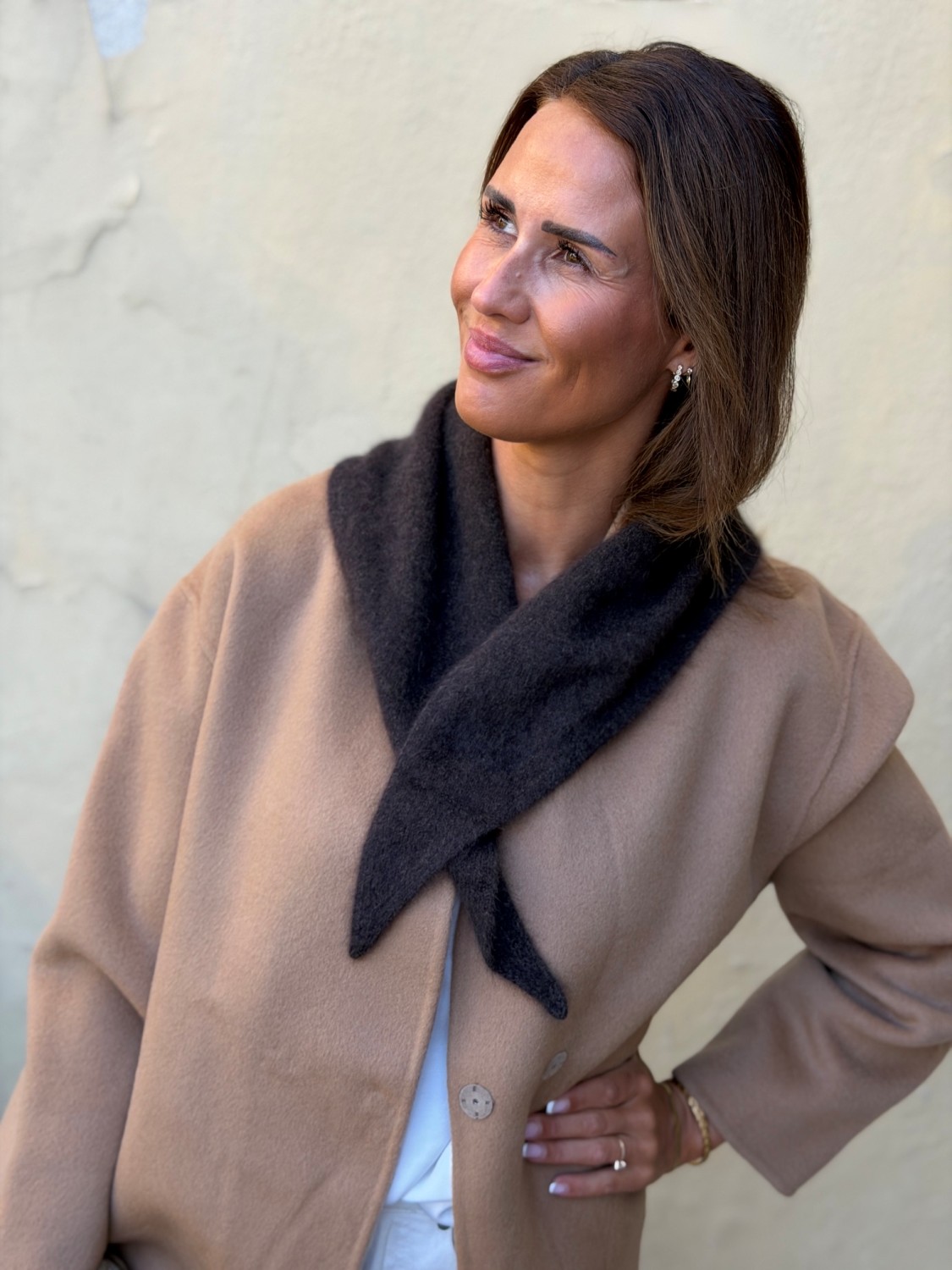 Six Ames Paula Scarf Espresso Brown – Brunt trekantskjerf i 100 % vaskebjørnull