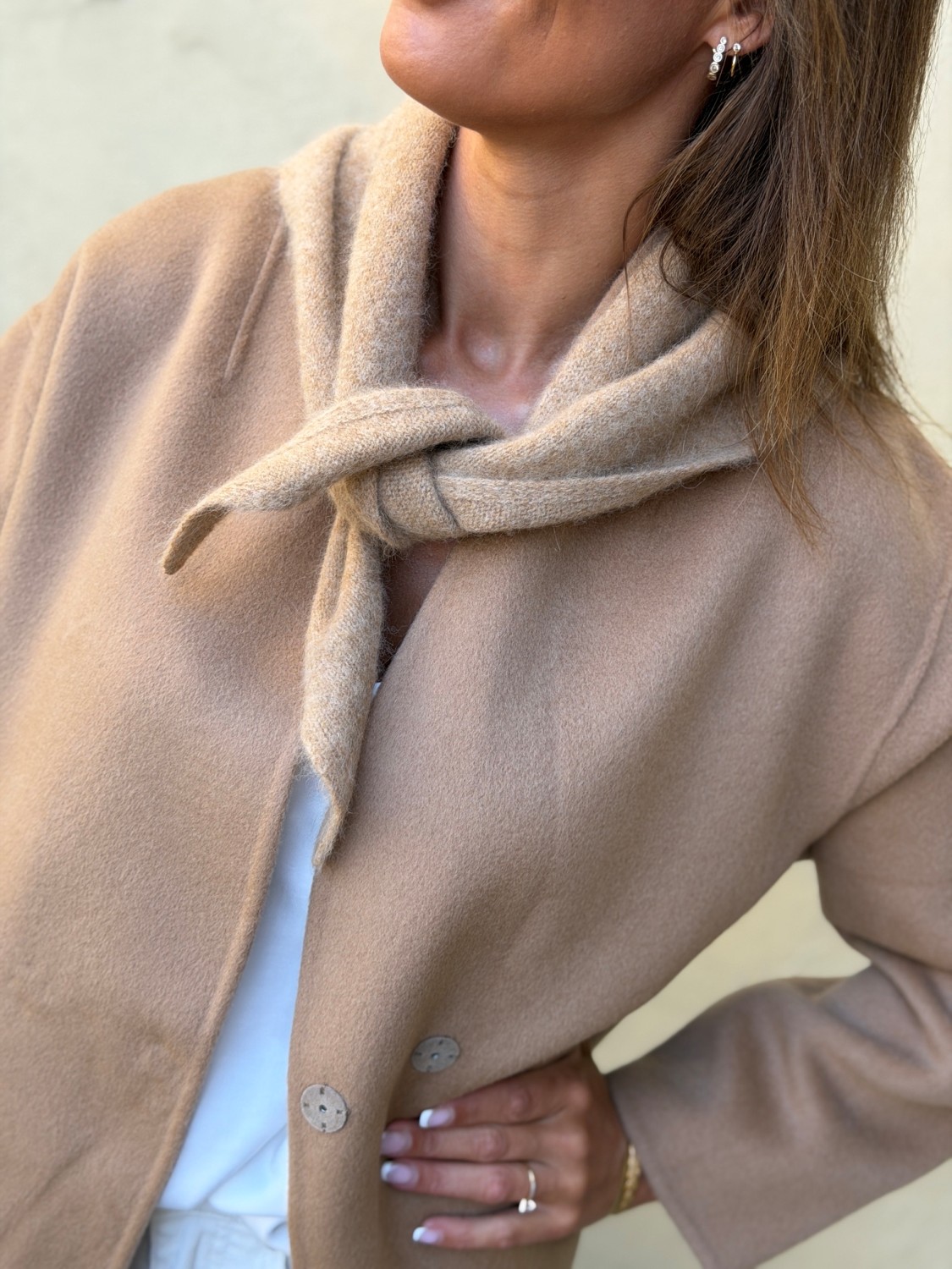 Six Ames Paula Scarf Creme Brulee – Beige trekantskjerf i 100 % vaskebjørnull
