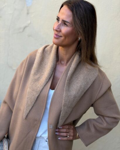Six Ames Paula Scarf Creme Brulee – Beige trekantskjerf i 100 % vaskebjørnull