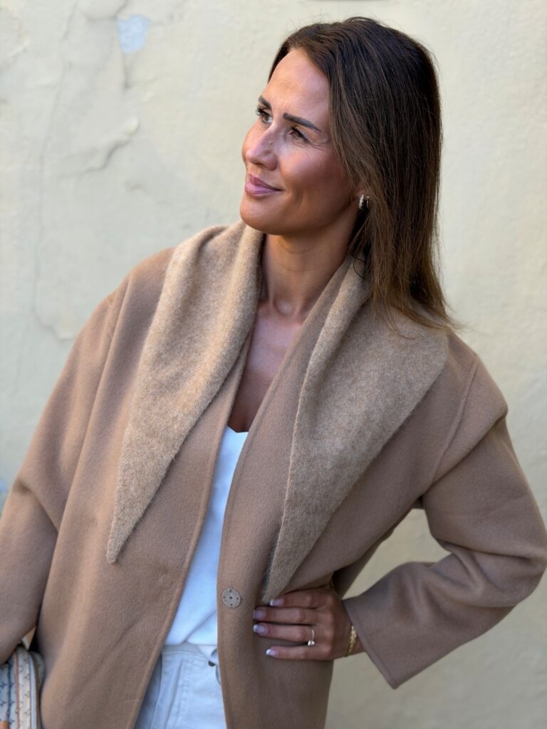 Six Ames Paula Scarf Creme Brulee – Beige trekantskjerf i 100 % vaskebjørnull