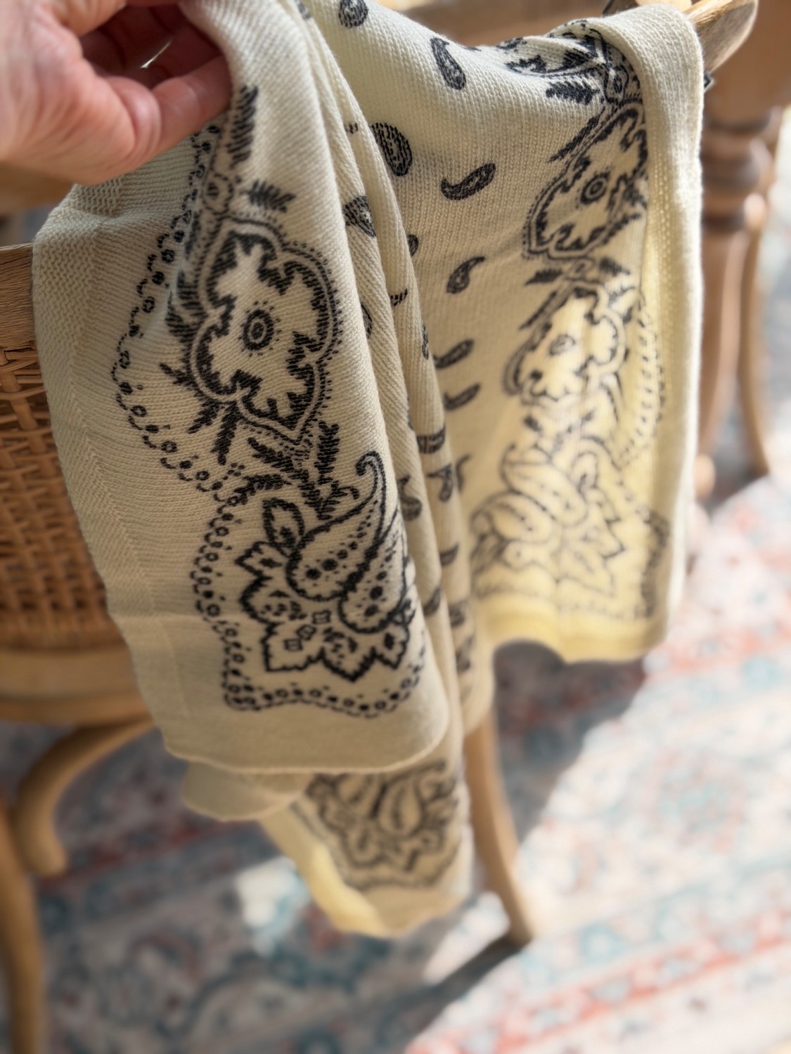 Neo Noir Adelina Paisley Knit Scarf Off White - Mykt skjerf i ullblanding