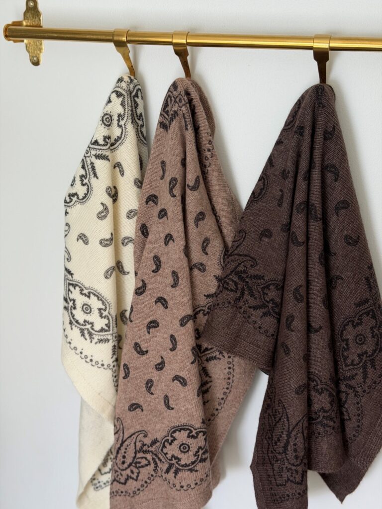 Neo Noir Adelina Paisley Knit Scarf Off White – Mykt skjerf i ullblanding