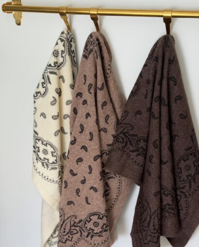 Neo Noir Adelina Paisley Knit Scarf Biege Melange – mykt paisleyskjerf i ullblanding