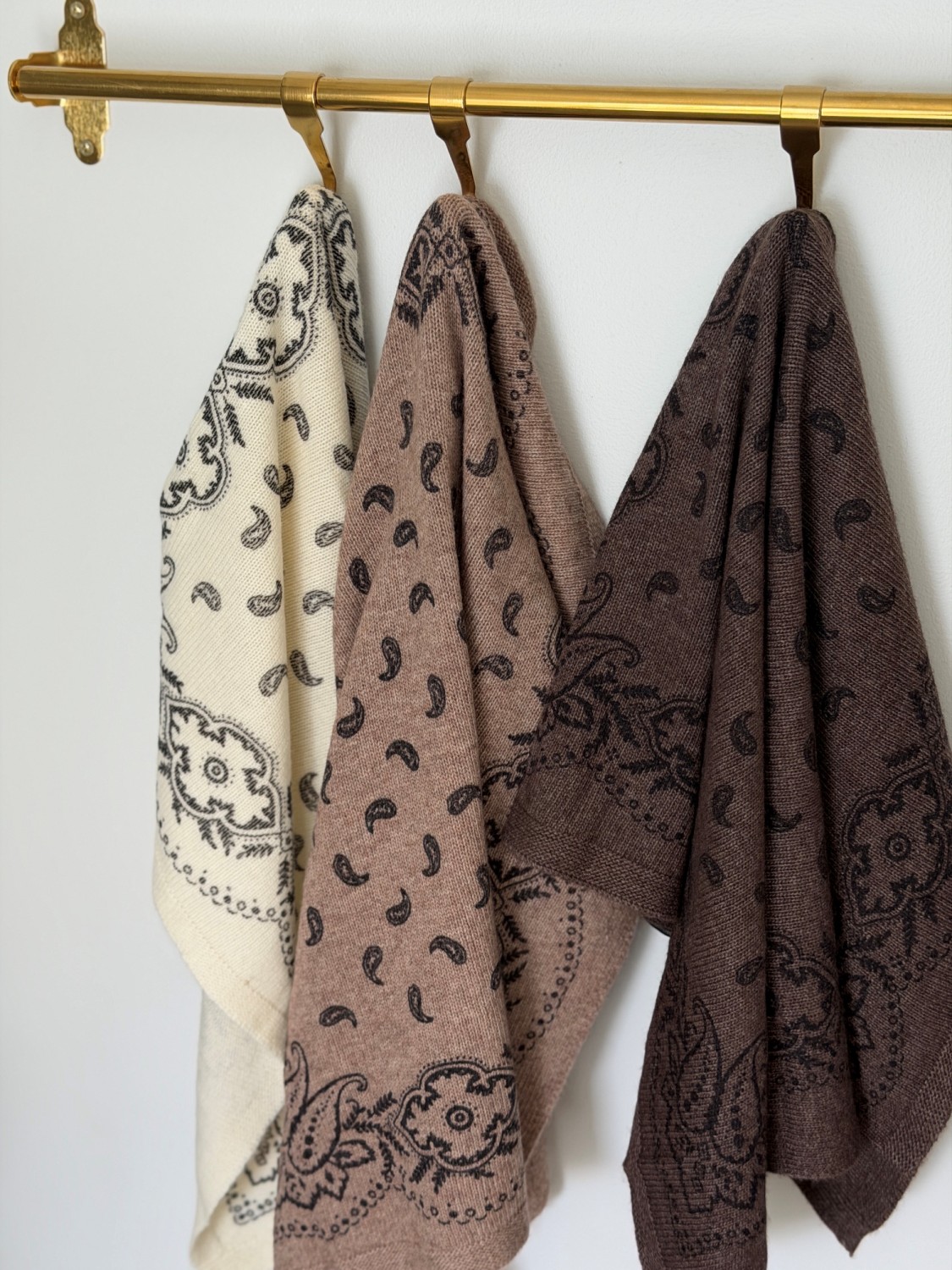 Neo Noir Adelina Paisley Knit Scarf Biege Melange – mykt paisleyskjerf i ullblanding