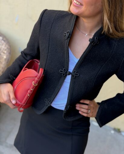 Pia Tjelta Hayden Jacket Black – Kort sort boucléjakke i ullblanding