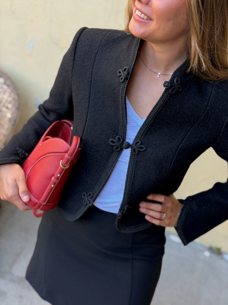 Pia Tjelta Hayden Jacket Black – Kort sort boucléjakke i ullblanding
