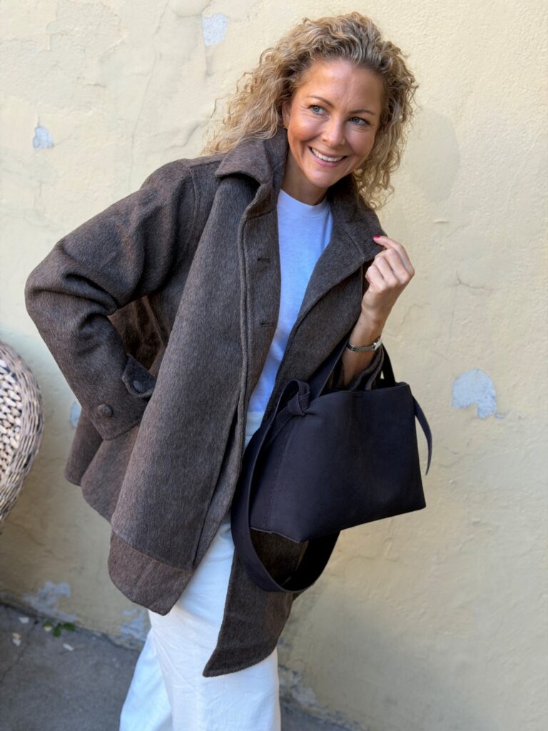 Ella & il Clara Coat Dark Brown – Mørkebrun ullkåpe med avtakbart skjerf