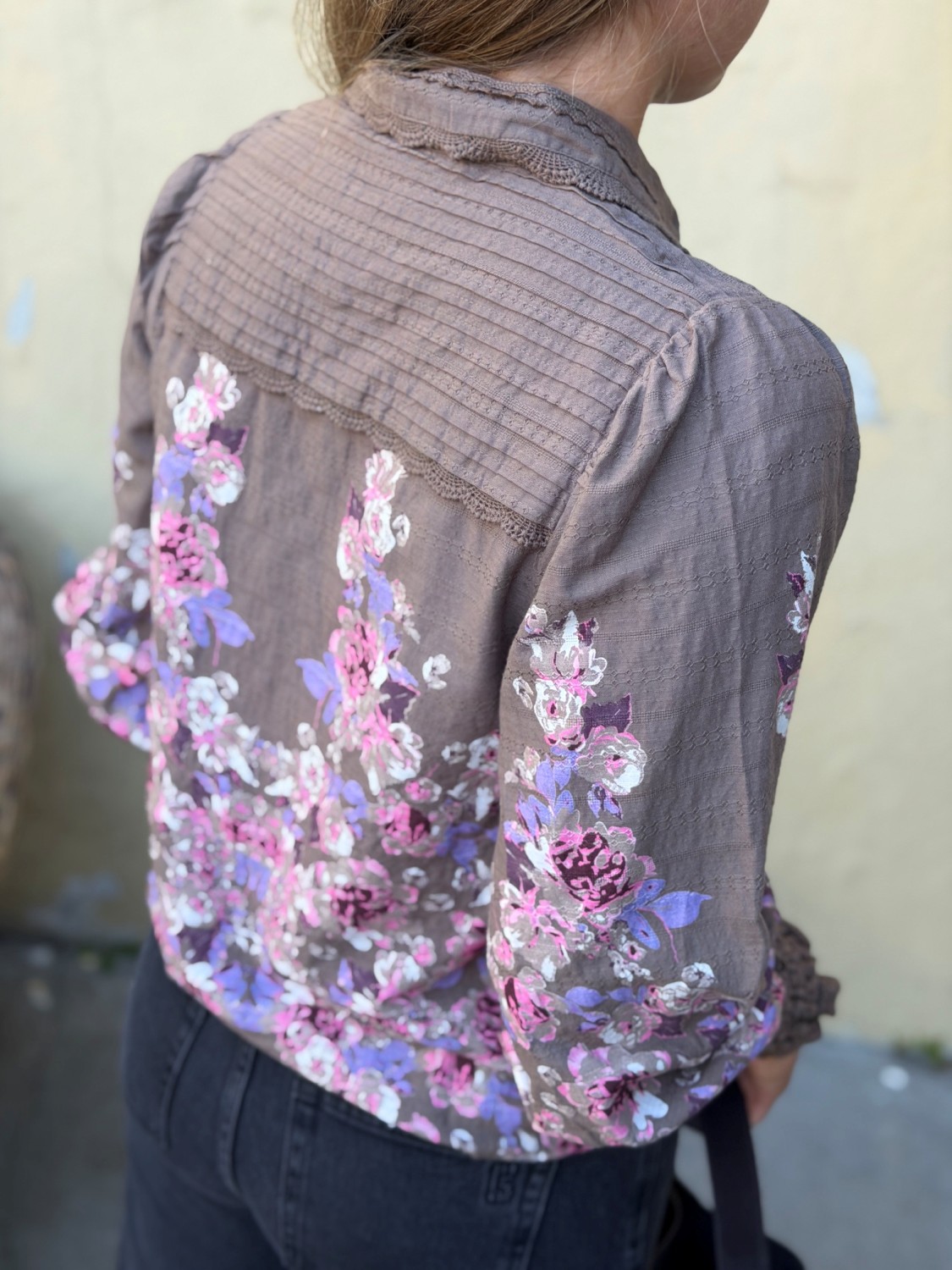 YAS Somellu LS Shirt Brown – Brun blomstrete skjorte i 100 % bomull