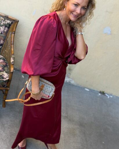 YAS Thea Long Dress Tibetan Red – Lang rød satengkjole med drapert midje