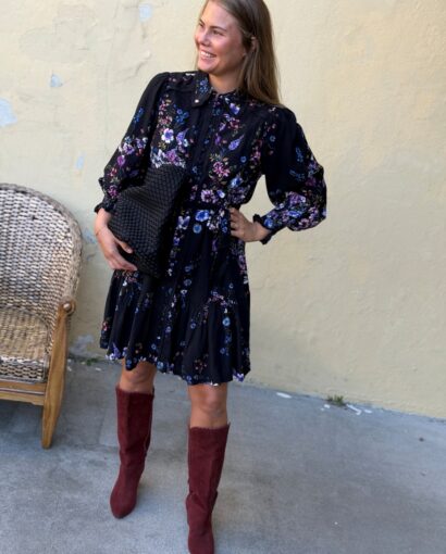 YAS Tilera Shirt Dress Black Tilly – Sort blomstrete skjortekjole med blondedetaljer