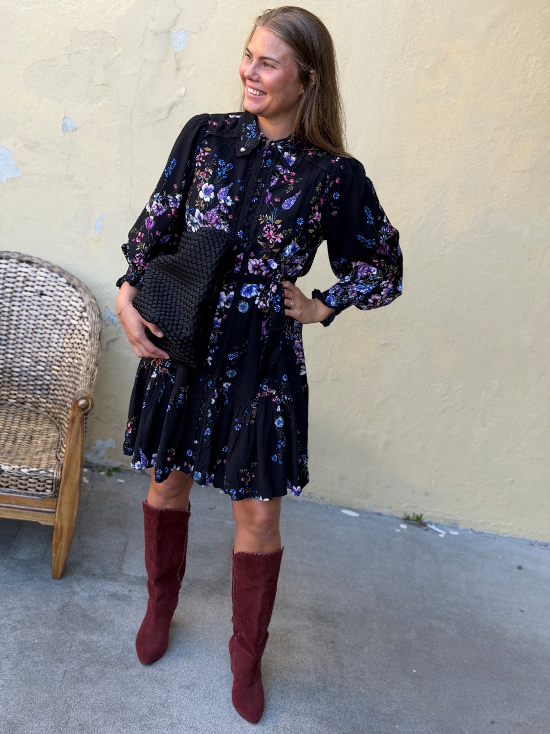 YAS Tilera Shirt Dress Black Tilly – Sort blomstrete skjortekjole med blondedetaljer