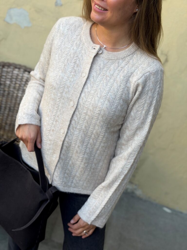 Selected Femme Lulu Cable Cardigan Birch Melange – Lys flettestrikket cardigan i ull og alpakka
