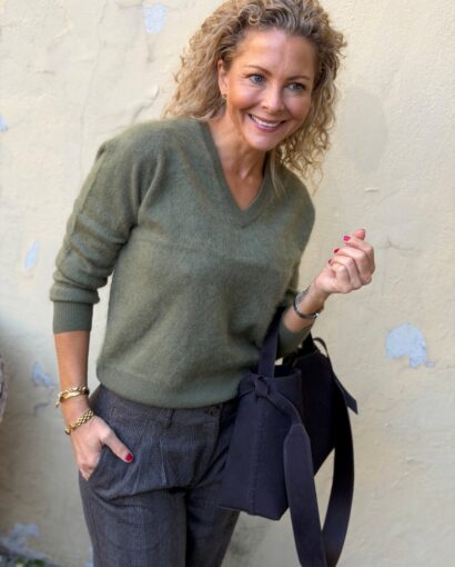Close To My Heart Carina Sweater Moss Green – Børstet ull- og kasjmirgenser med V-hals