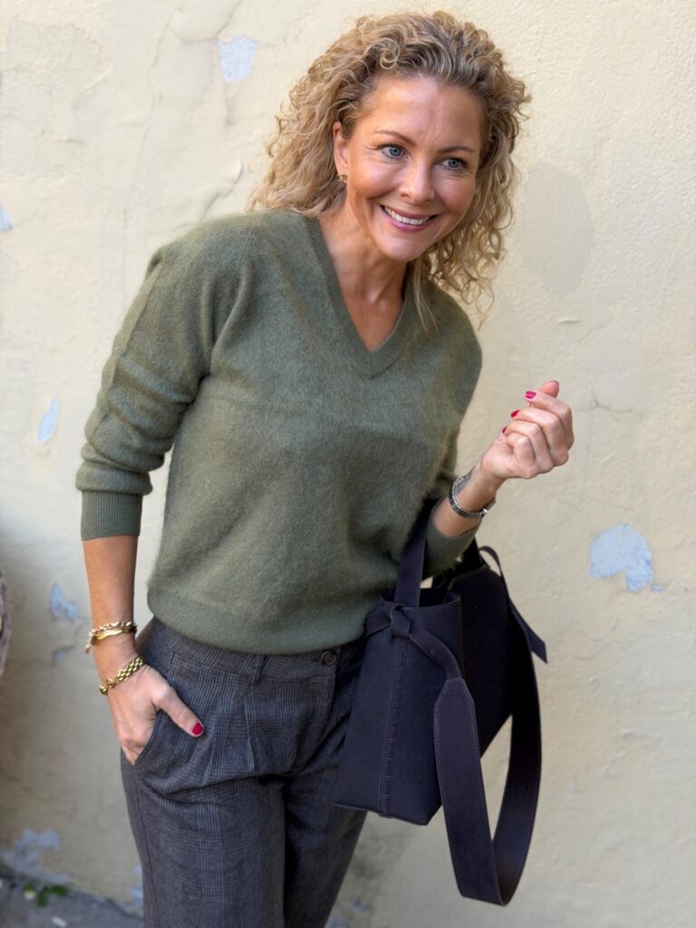 Close To My Heart Carina Sweater Moss Green – Børstet ull- og kasjmirgenser med V-hals