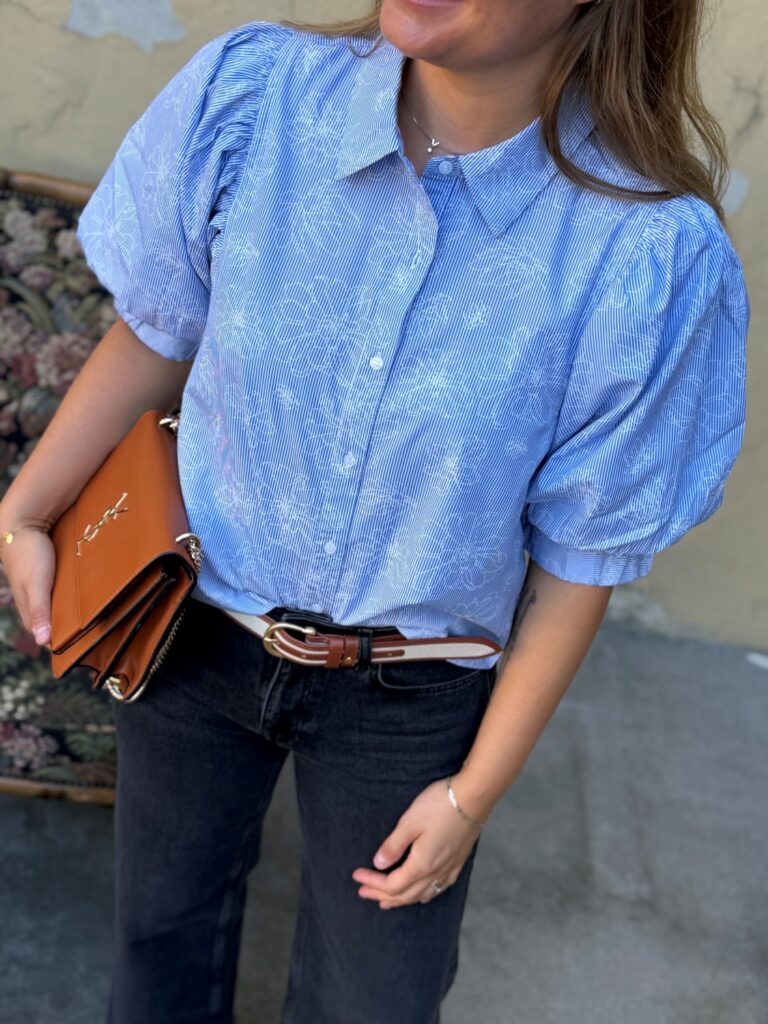 Neo Noir Etta Flower Stripe Shirt Light Blue – Lyseblå stripete bomullsskjorte med blomster
