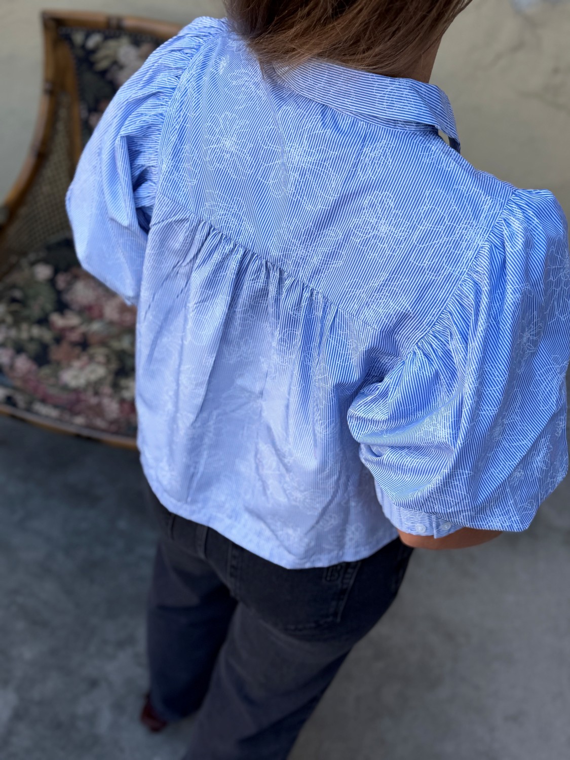 Neo Noir Etta Flower Stripe Shirt Light Blue – Lyseblå stripete bomullsskjorte med blomster