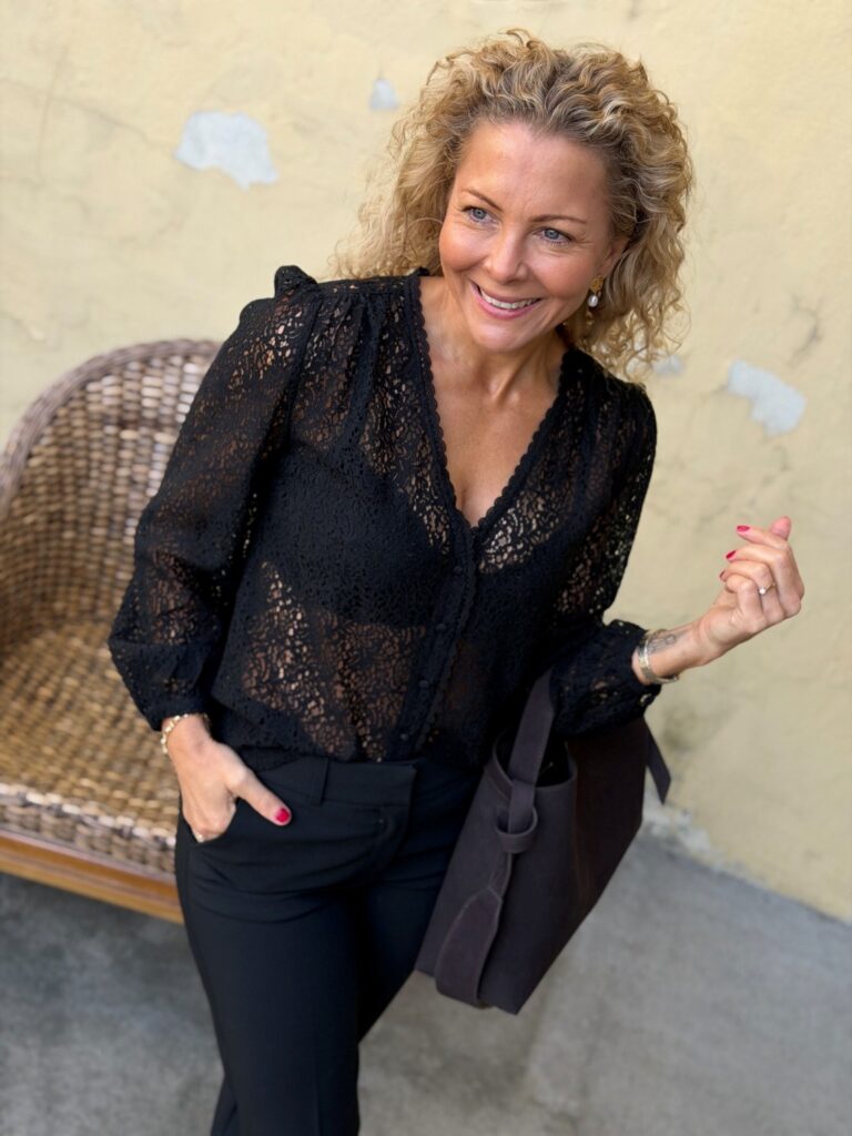 Grace & Mila Aurora Blouse Noir – Sort blondebluse med lange ermer