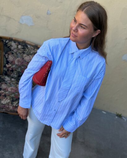 Grace & Mila Athena Ciel – Feminin blåstripete skjorte med slips