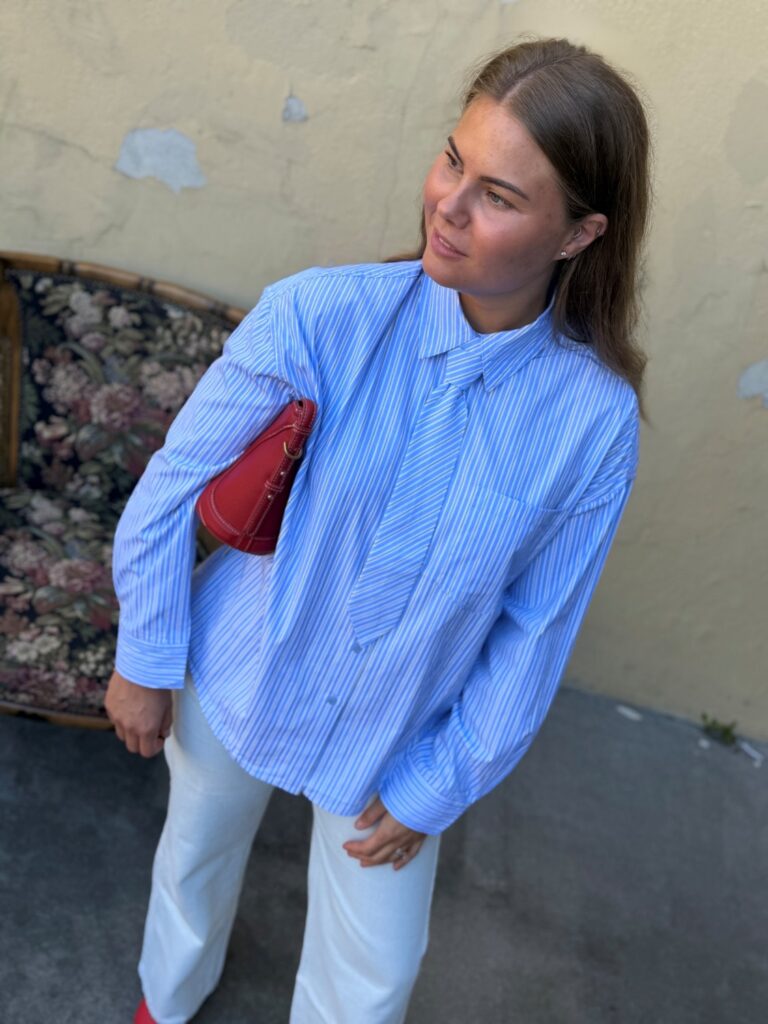 Grace & Mila Athena Ciel – Feminin blåstripete skjorte med slips