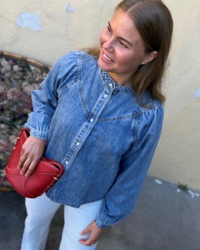 Grace & Mila Anaelle Blouse Light Blue – Lys blå denimbluse med pufferm