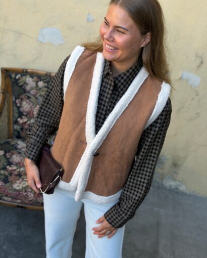 Grace & Mila Anya Vest Coffee – Brun teddyvest med V-hals