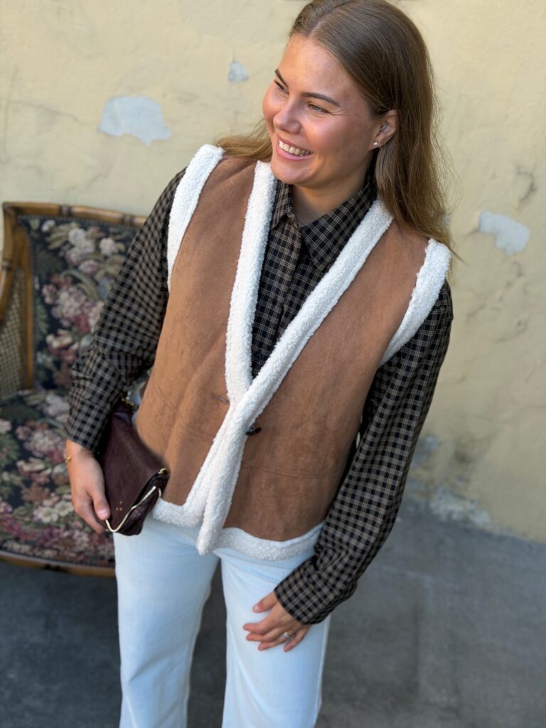 Grace & Mila Anya Vest Coffee – Brun teddyvest med V-hals