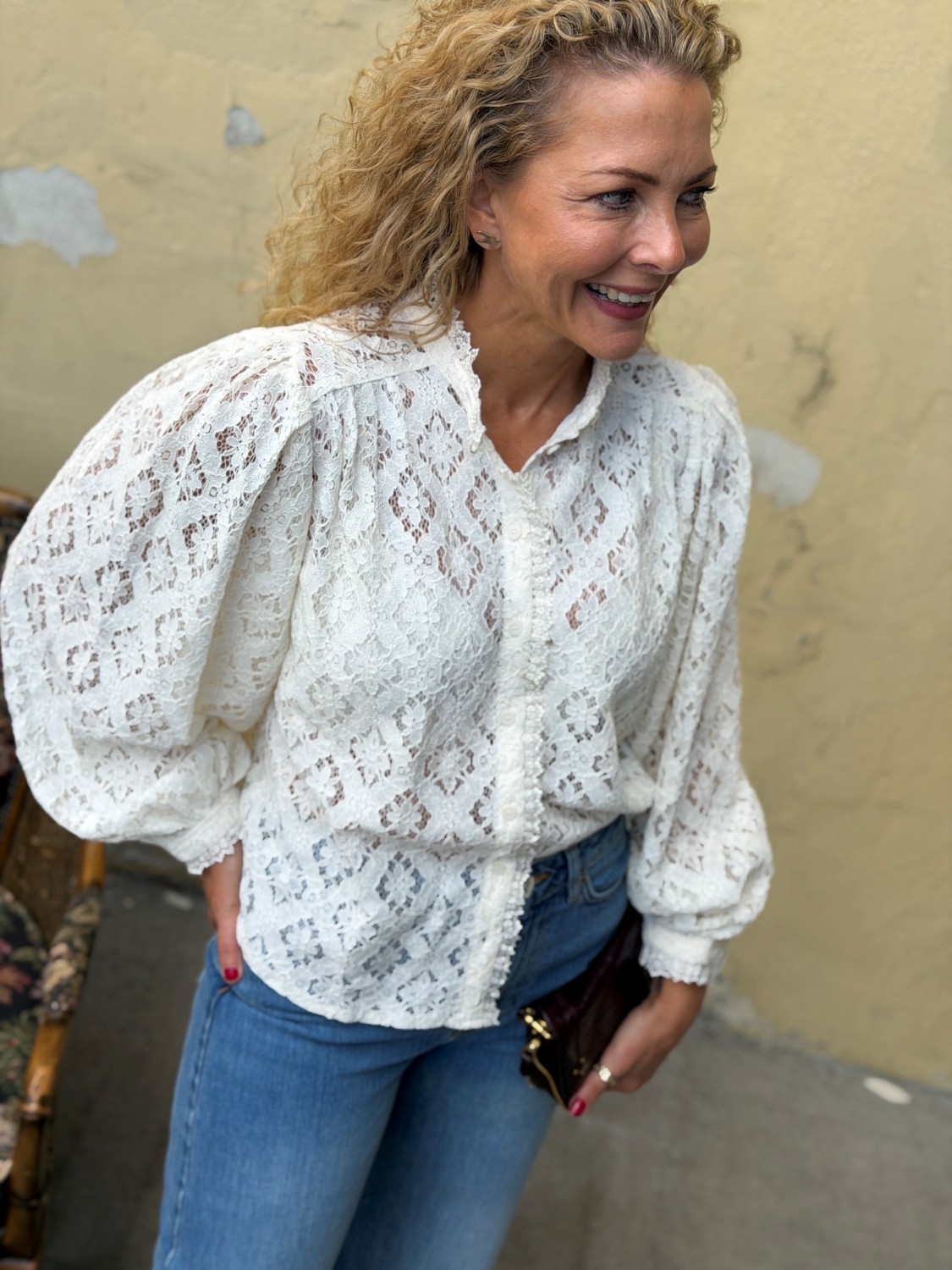 Grace & Mila Anita Blouse Ivoire – Ivory blondebluse med høy hals