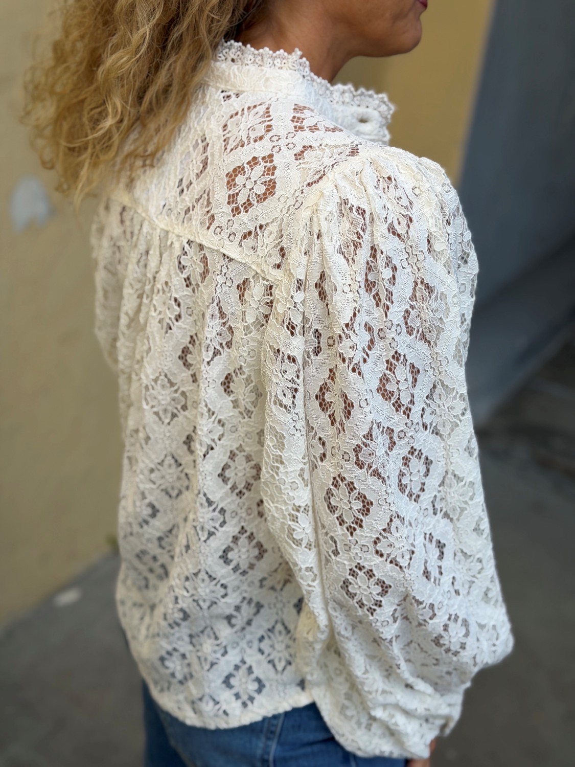 Grace & Mila Anita Blouse Ivoire – Ivory blondebluse med høy hals