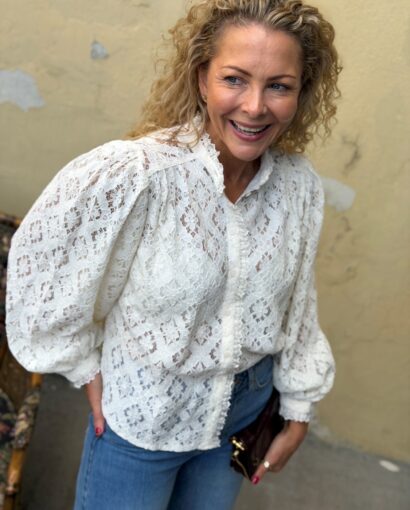 Grace & Mila Anita Blouse Ivoire – Ivory blondebluse med høy hals