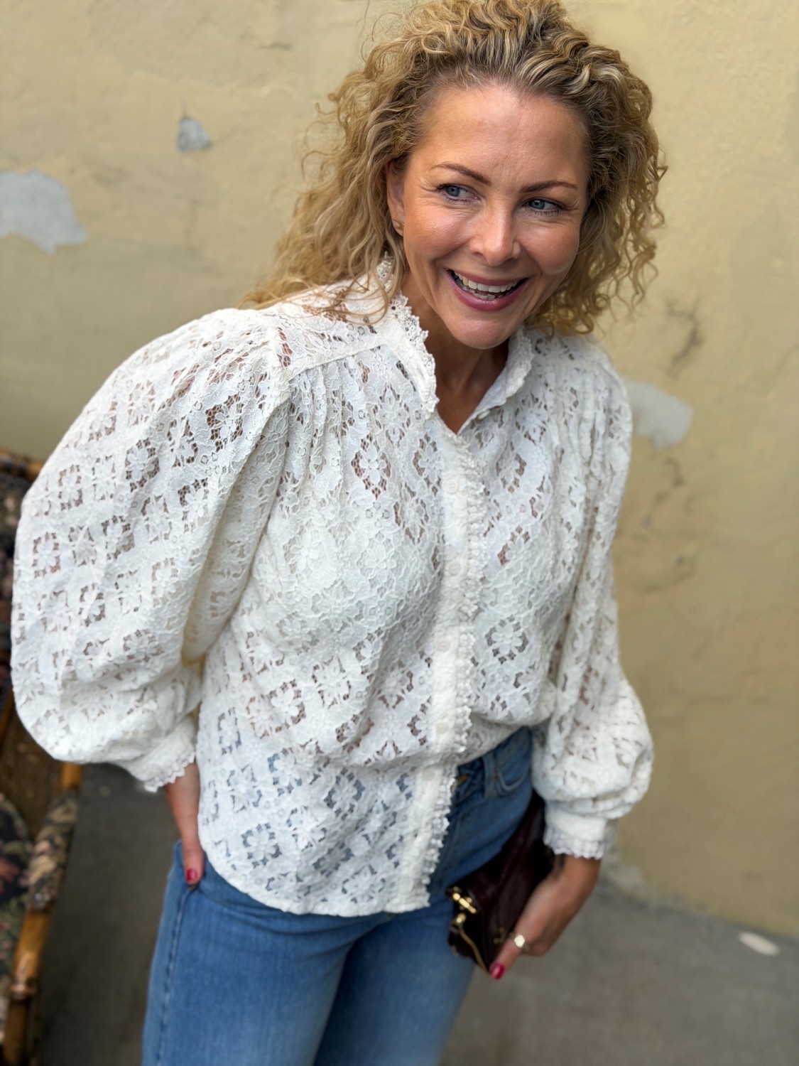 Grace & Mila Anita Blouse Ivoire – Ivory blondebluse med høy hals
