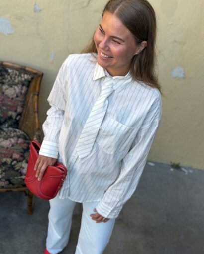 Grace & Mila Athena Shirt Ecru – Feminin stripete bomullsskjorte med slips