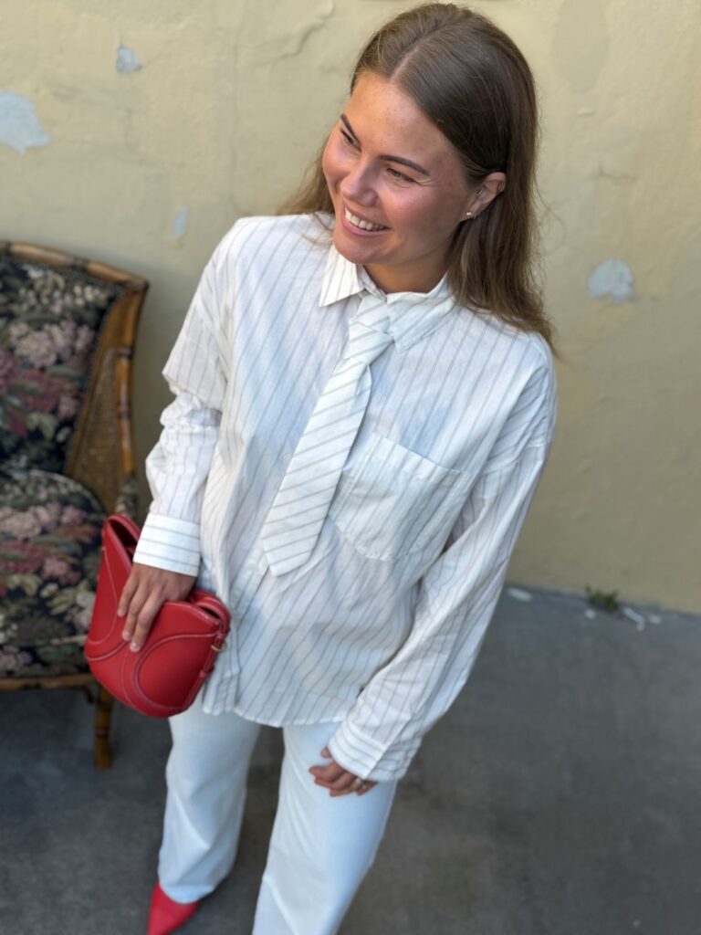 Grace & Mila Athena Shirt Ecru – Feminin stripete bomullsskjorte med slips
