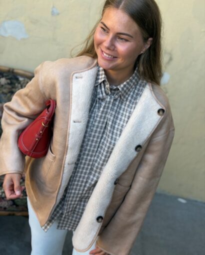 Grace & Mila Arwen Jacket Beige – Vendbar teddyjakke med semsket skinnlook