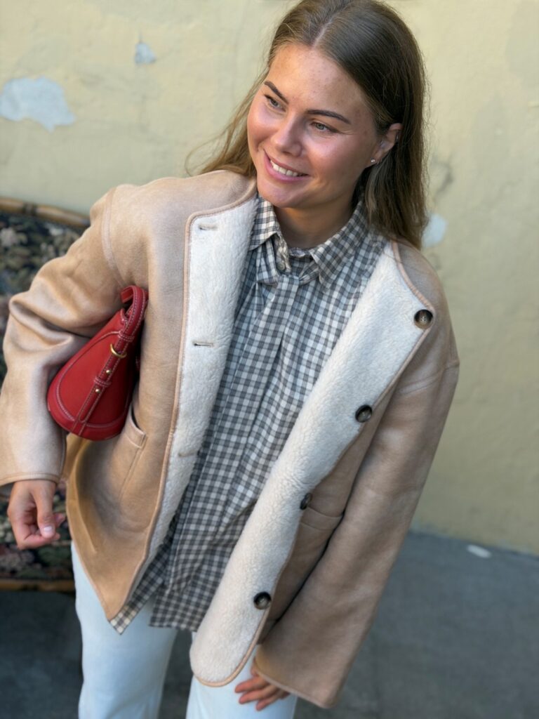 Grace & Mila Arwen Jacket Beige – Vendbar teddyjakke med semsket skinnlook