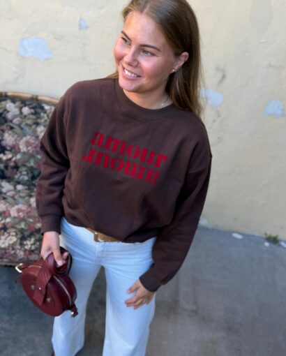 Grace & Mila Amery Sweater Brown – Collegegenser i bomull med fløyelstrykk
