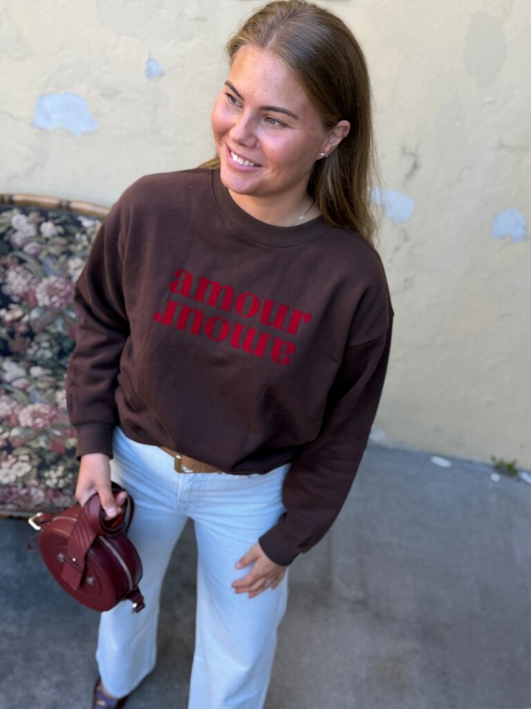 Grace & Mila Amery Sweater Brown – Collegegenser i bomull med fløyelstrykk