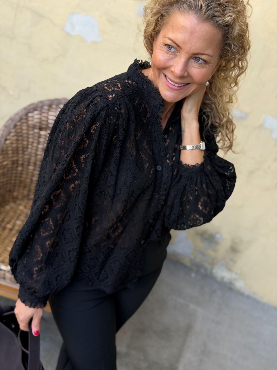 Grace & Mila Anita Blouse Noir – Sort blondebluse med høy hals