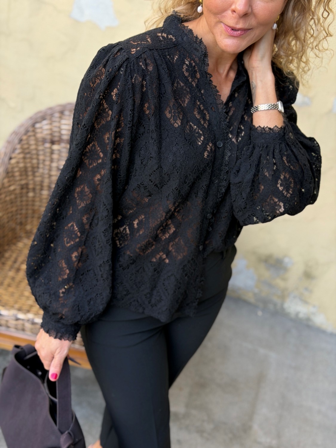 Grace & Mila Anita Blouse Noir – Sort blondebluse med høy hals
