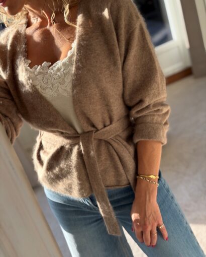 Urban Pioneers Boudica Cardigan Sand Brown – Hårete cardigan i ull og kasjmir