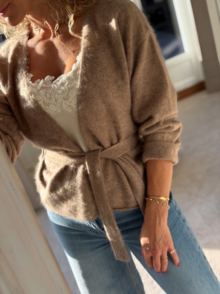 Urban Pioneers Boudica Cardigan Sand Brown – Hårete cardigan i ull og kasjmir