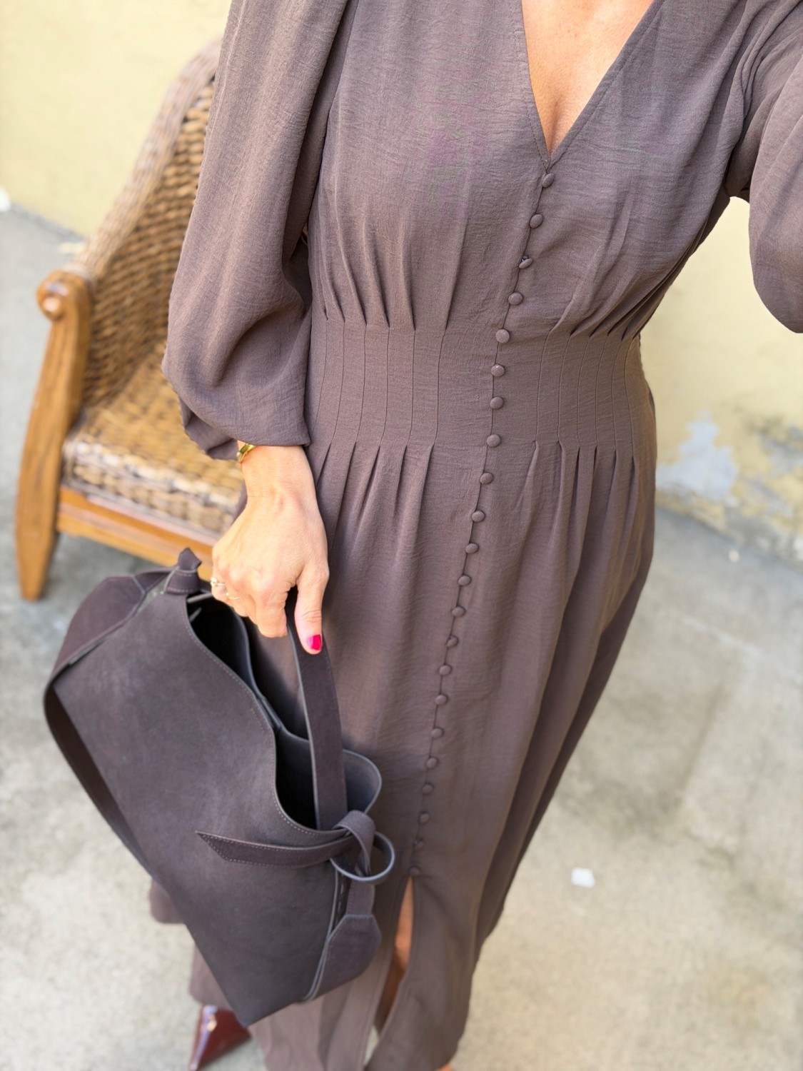 Neo Noir Annelie Crepe Dress Dark Brown – Mørkebrun midikjole med puffermer