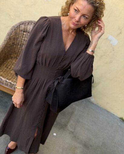 Neo Noir Annelie Crepe Dress Dark Brown – Mørkebrun midikjole med puffermer