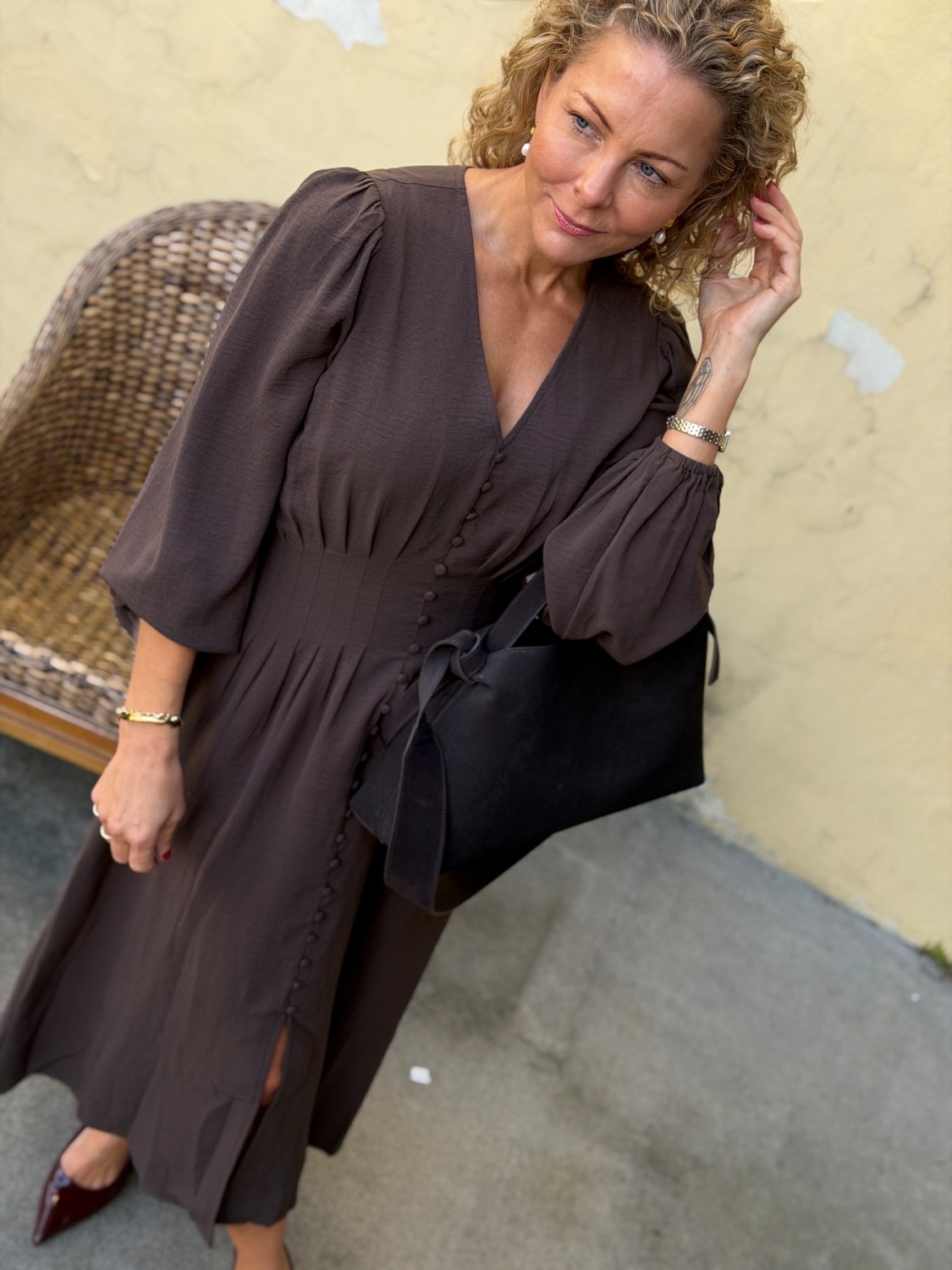 Neo Noir Annelie Crepe Dress Dark Brown – Mørkebrun midikjole med puffermer
