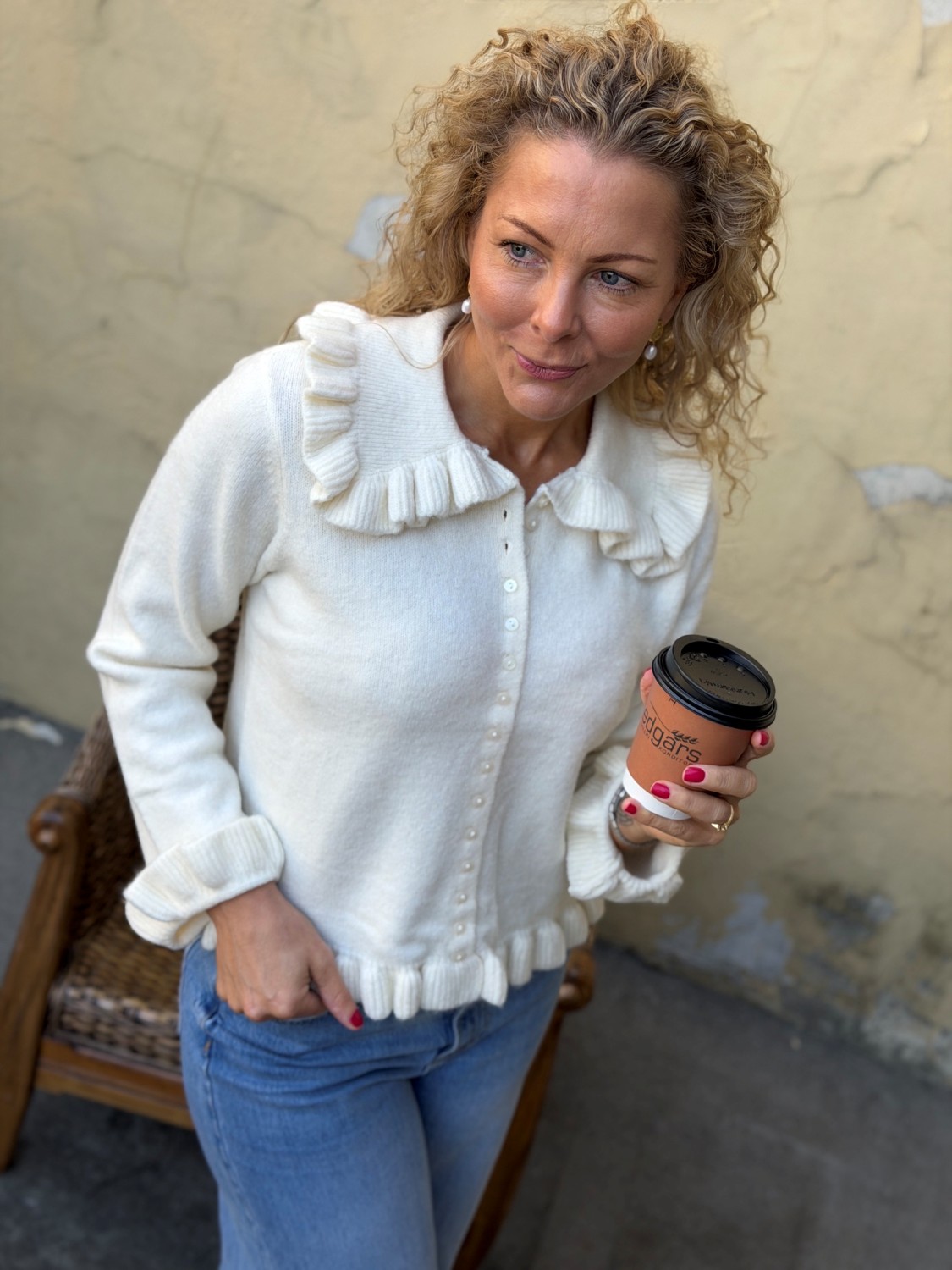 YAS Frilo Cardigan Pristine – Offwhite strikkejakke med volangdetaljer
