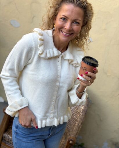 YAS Frilo Cardigan Pristine – Offwhite strikkejakke med volangdetaljer
