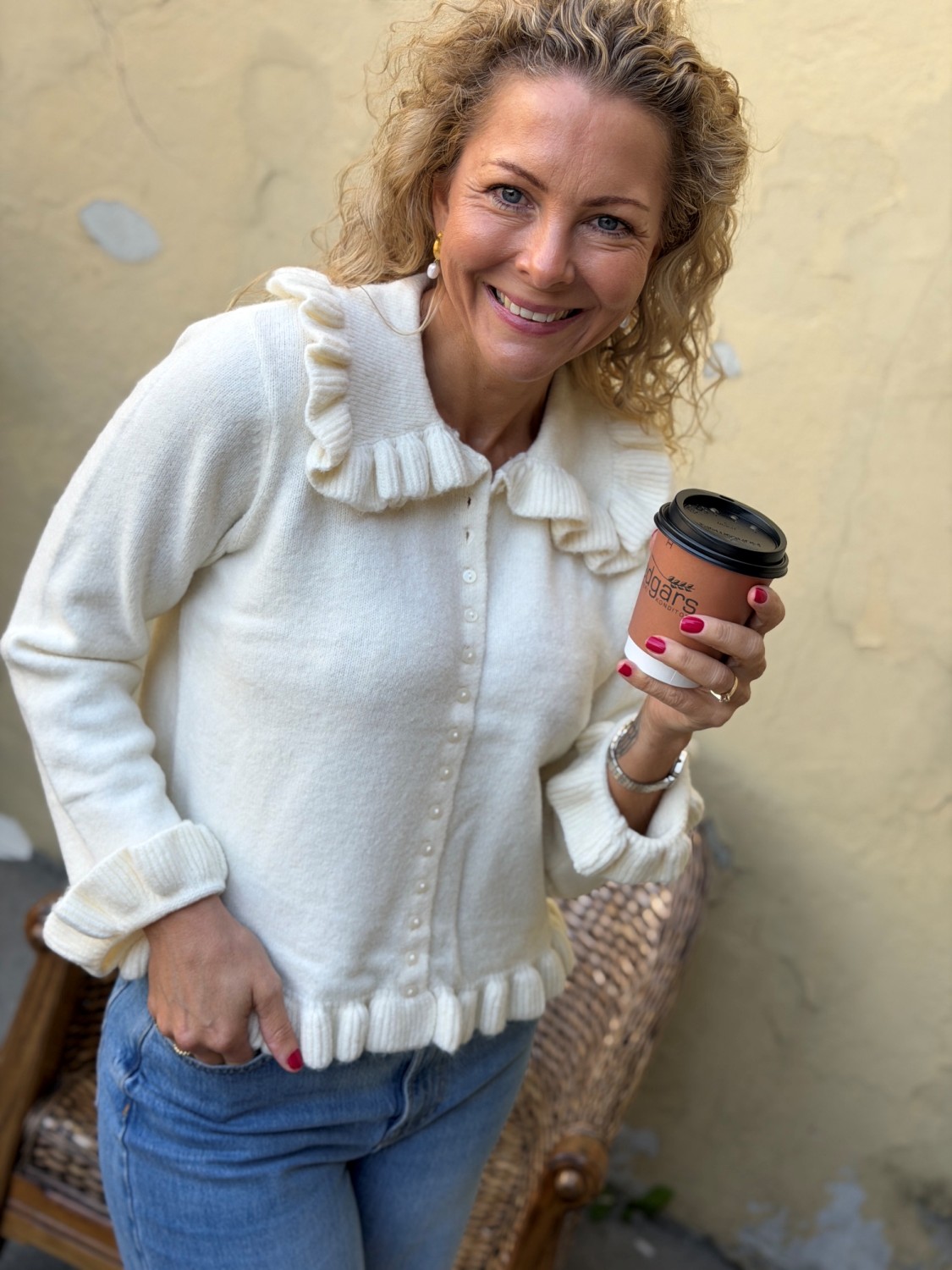 YAS Frilo Cardigan Pristine – Offwhite strikkejakke med volangdetaljer