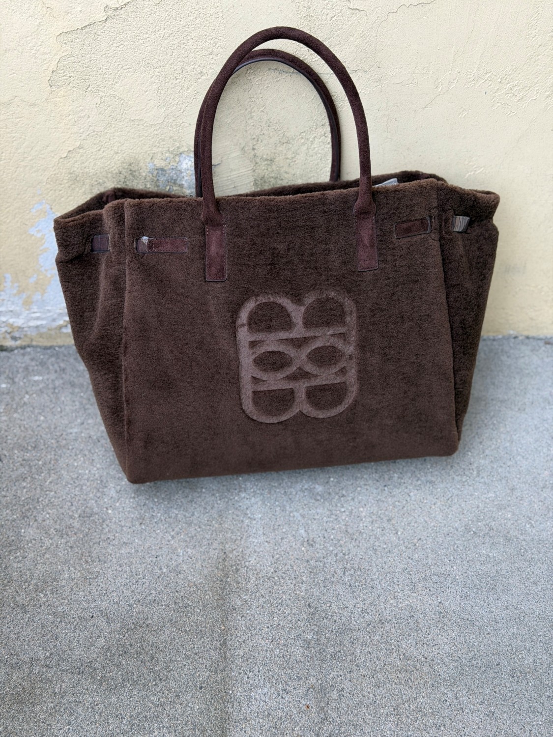 Ella & il Lykke Shearling Bag – Romslig veske i myk fuskepels